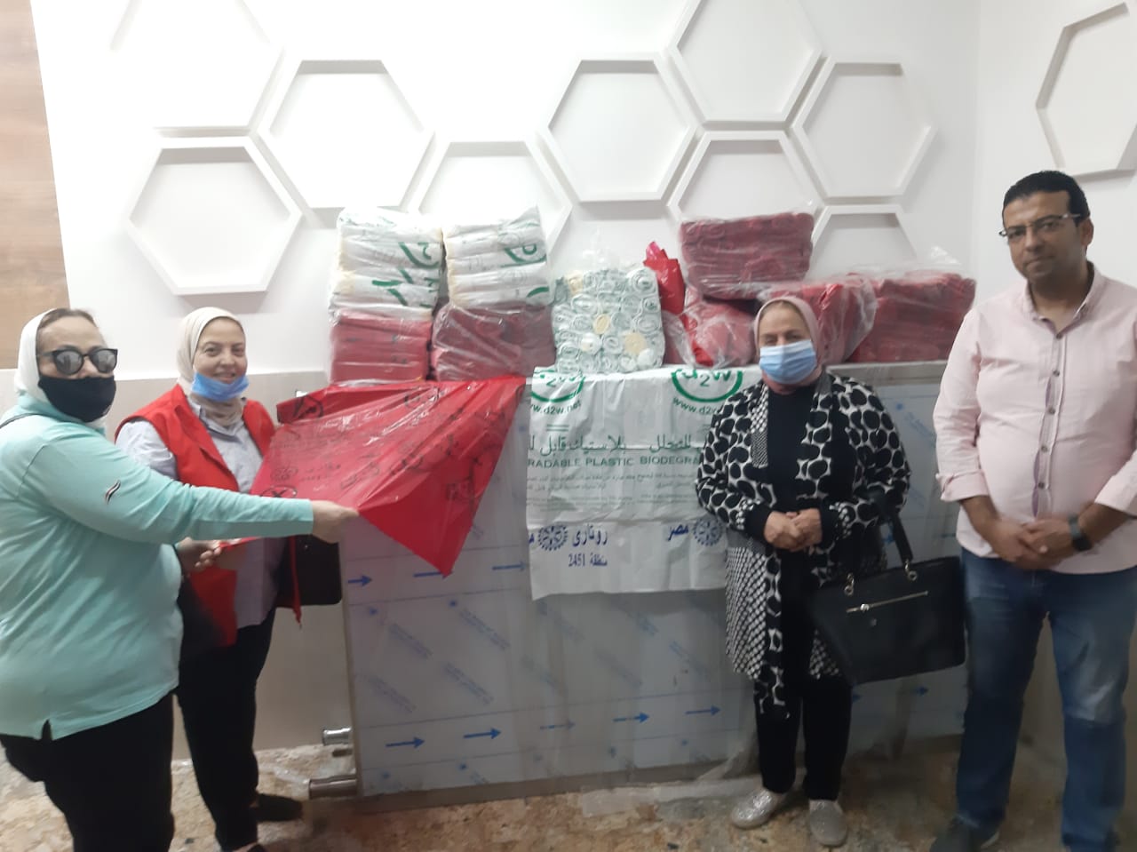 Mrs. Nadia Mohye El Din and Dr.Nagwa El Oreibei donated the bags