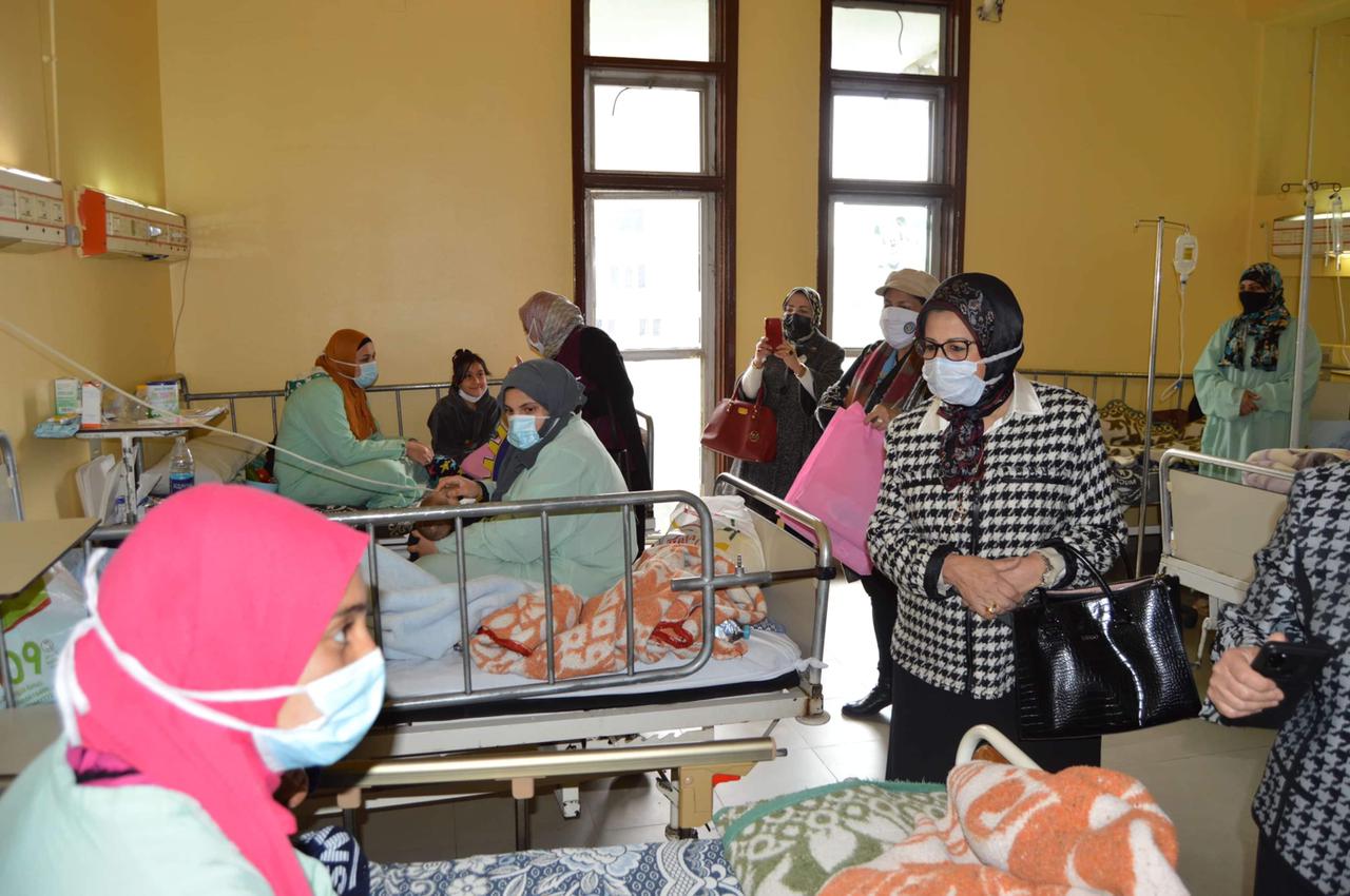 The Members distributed gifts to the sick children